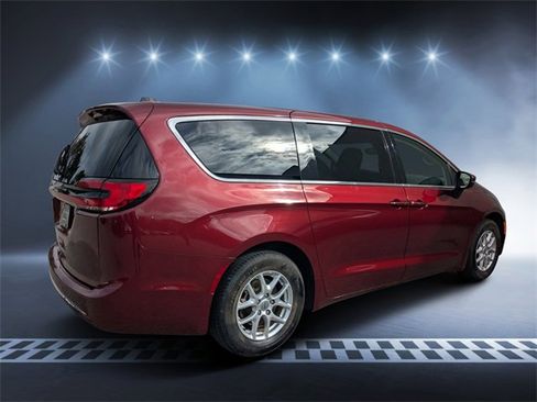 Used 2023 Chrysler Pacifica Touring-L image 3