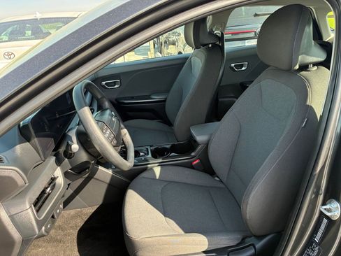 Used 2025 Kia K4 LXS image 25