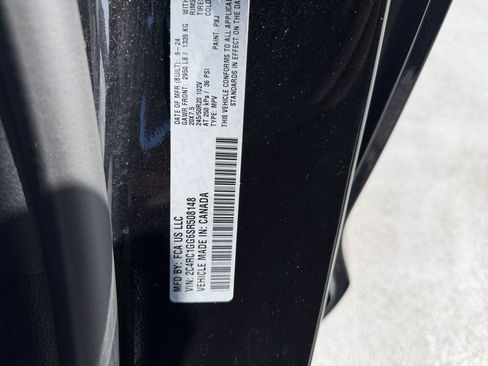 Used 2025 Chrysler Pacifica Limited image 34