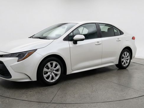 Used 2025 Toyota Corolla LE image 3