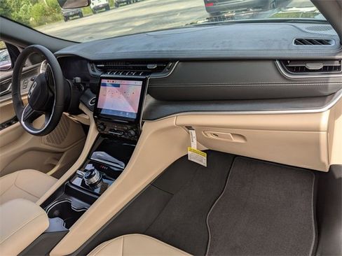 New 2025 Jeep Grand Cherokee Limited image 40