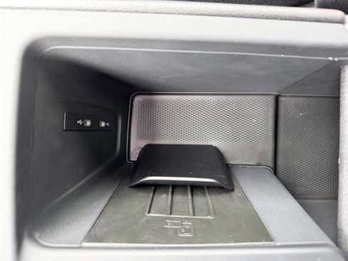 New 2025 Volkswagen Tiguan SE image 25