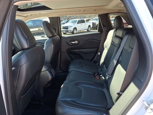 Certified 2016 Jeep Cherokee Limited w/ Luxury Group AWD/4WD image 11