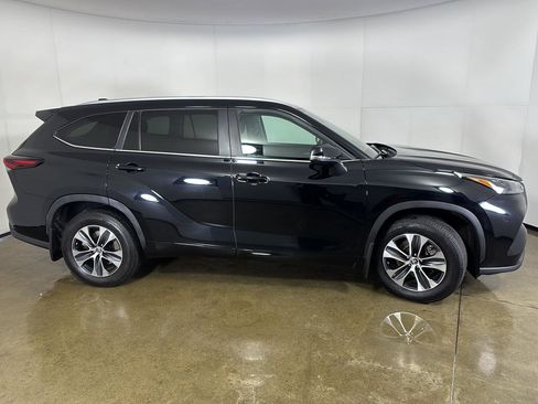 Used 2024 Toyota Highlander XLE AWD/4WD image 8