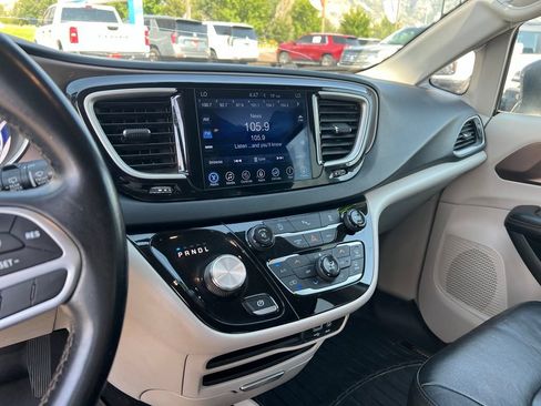 Used 2017 Chrysler Pacifica Touring-L FWD image 31
