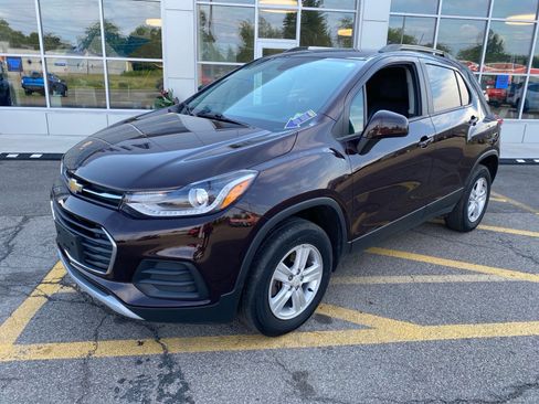 Used 2021 Chevrolet Trax LT w/ LT Convenience Package AWD/4WD image 1