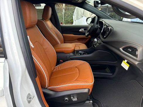 New 2026 Chrysler Pacifica Pinnacle image 9