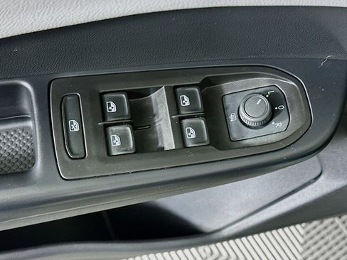 Used 2024 Volkswagen Taos SE image 15