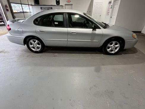 Used 2005 Ford Taurus SE image 2