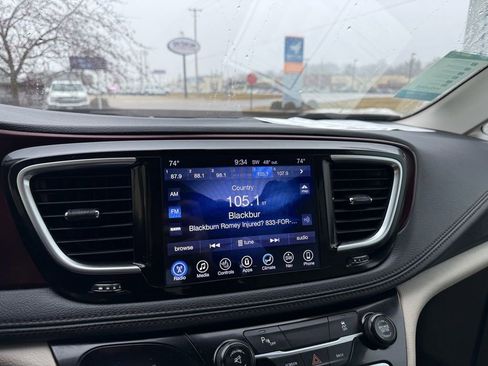 Used 2017 Chrysler Pacifica Limited image 12