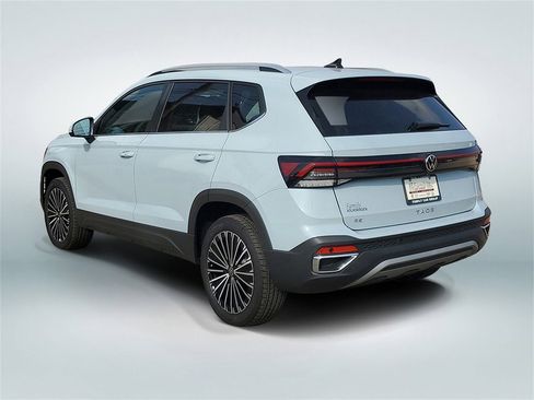 Used 2025 Volkswagen Taos SE image 4