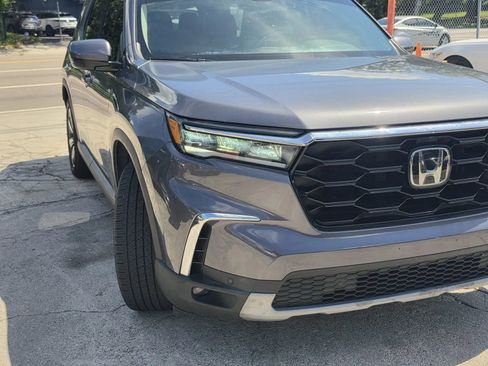 Used 2023 Honda Pilot Touring image 3