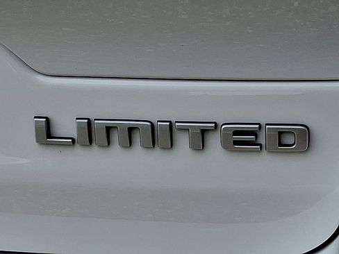 New 2025 Jeep Grand Cherokee Limited w/ Luxury Tech Group II image 17