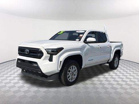 Certified 2025 Toyota Tacoma SR5 AWD/4WD image 3