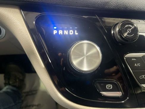 Certified 2023 Chrysler Pacifica Touring-L image 19