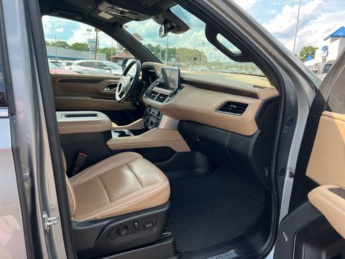 Used 2024 Chevrolet Suburban Premier AWD/4WD image 19