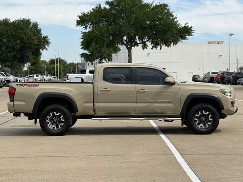 Used 2019 Toyota Tacoma TRD Off-Road w/ Technology Package AWD/4WD image 3
