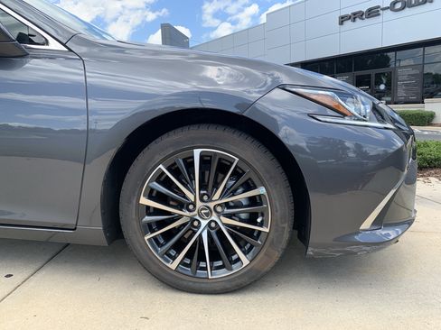 Used 2024 Lexus ES 300h w/ Technology Package FWD image 13