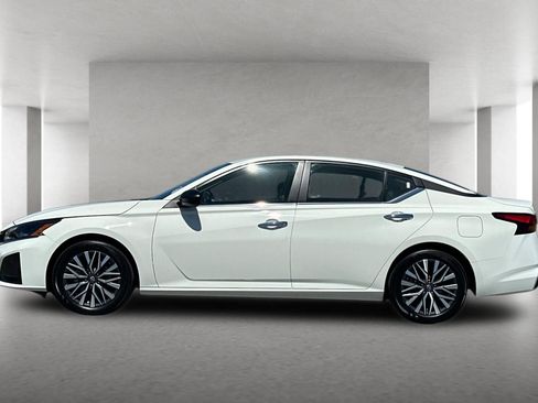 Used 2025 Nissan Altima 2.5 SV FWD image 7