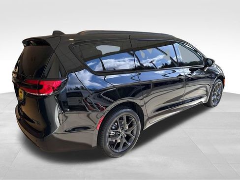 New 2026 Chrysler Pacifica Limited w/ S Appearance Package image 6