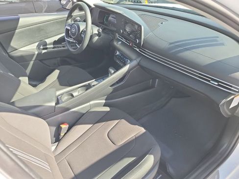 Used 2025 Hyundai Elantra Hybrid FWD image 13