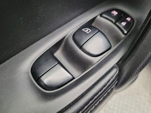 Used 2020 Nissan Rogue Sport S image 27