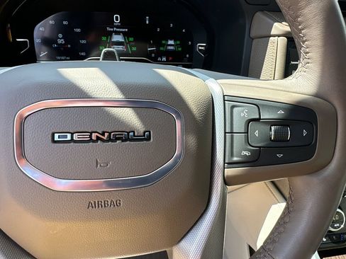 Used 2024 GMC Yukon Denali w/ Advanced Technology Package AWD/4WD image 28
