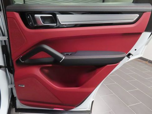 Used 2023 Porsche Cayenne Platinum Edition image 13