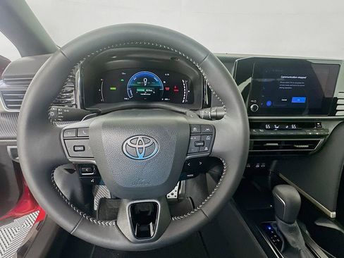 Used 2025 Toyota Camry SE image 11