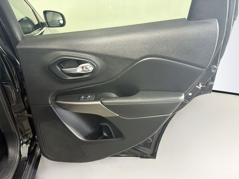 Used 2019 Jeep Cherokee Latitude Plus FWD image 31