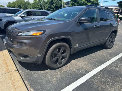 Used 2017 Jeep Cherokee Sport AWD/4WD image 2