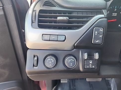 Used 2018 Chevrolet Suburban Premier AWD/4WD image 12