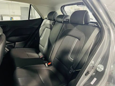 Used 2024 Hyundai Venue Limited FWD image 24