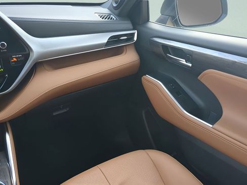 New 2026 Toyota Highlander Platinum image 16