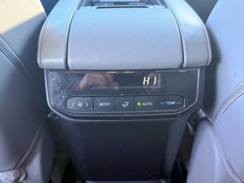 Used 2021 Toyota Highlander XLE image 20