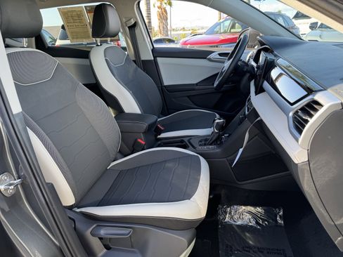 Certified 2025 Volkswagen Taos SE image 36