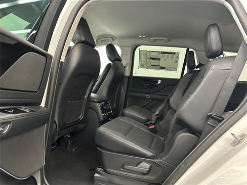 New 2026 Lincoln Aviator AWD image 18