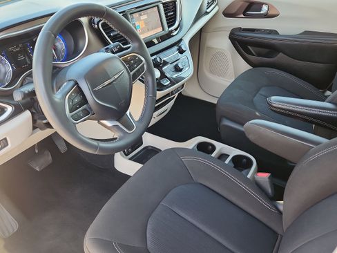 Used 2023 Chrysler Voyager LX FWD image 9