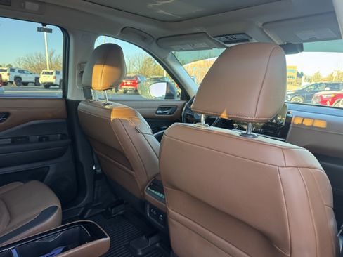 Used 2022 Nissan Pathfinder Platinum w/ Cargo Package image 18