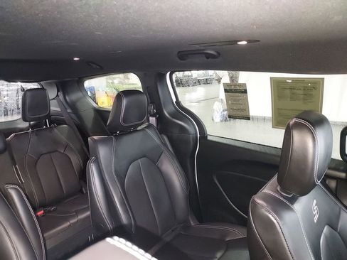 Used 2024 Chrysler Pacifica Select image 14