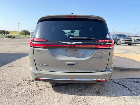 Used 2025 Chrysler Pacifica Select FWD image 5