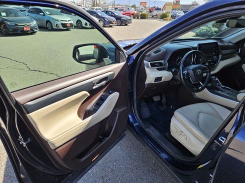 Used 2021 Toyota Highlander XLE image 9