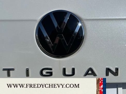 Used 2023 Volkswagen Tiguan SE image 8