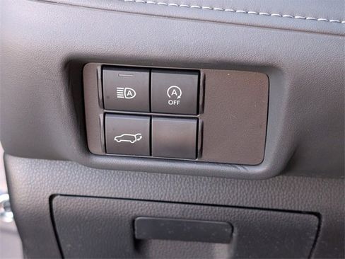 Used 2024 Toyota Highlander LE image 31