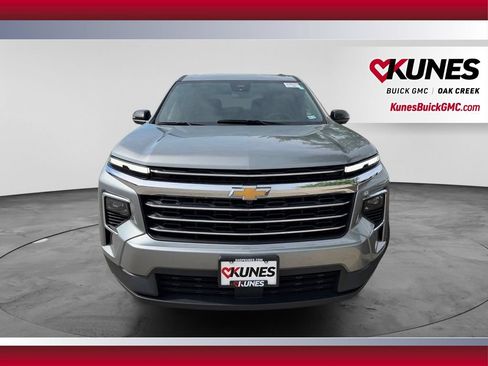 Used 2024 Chevrolet Traverse LT FWD image 3