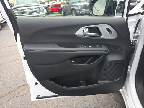 Used 2026 Chrysler Pacifica Premium FWD image 12