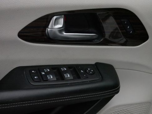 Used 2023 Chrysler Pacifica Limited image 19
