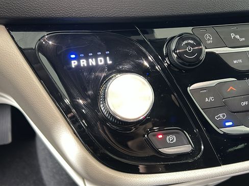 Used 2024 Chrysler Pacifica Touring-L FWD image 20