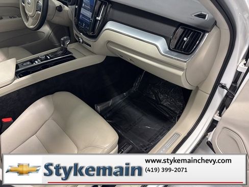 Used 2018 Volvo XC60 T6 Momentum w/ Convenience Package image 28