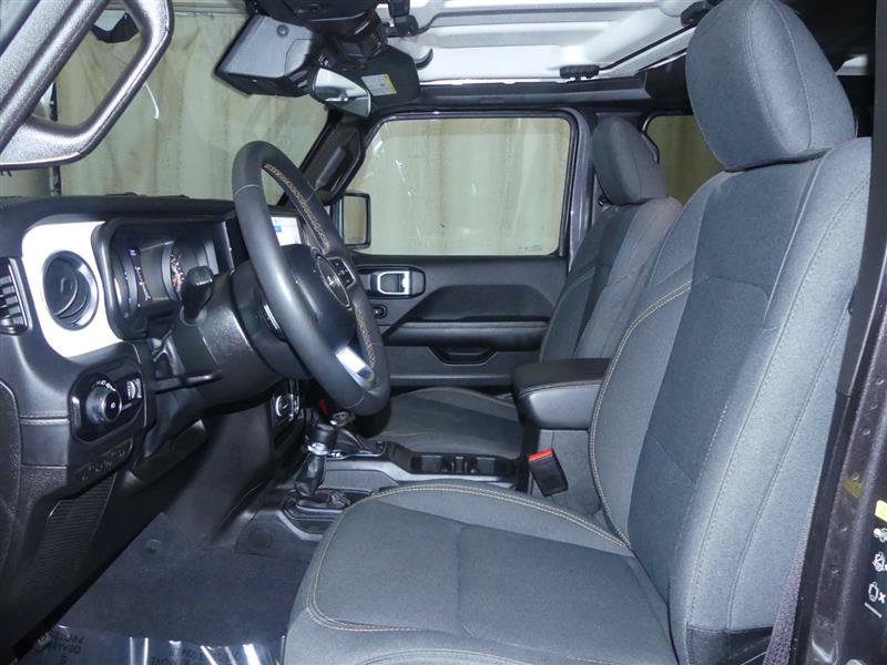 Used 2025 Jeep Wrangler Unlimited Sahara AWD/4WD image 21